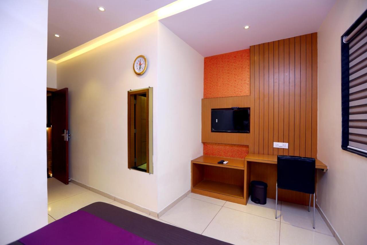 Hotel Hindustan Residency ターネー エクステリア 写真